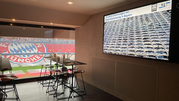 Stadionblick mit Leinwand und Präsentation im Vordergrund