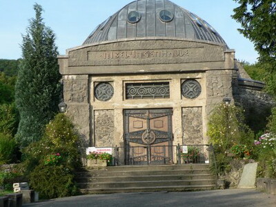 Außenansicht der Nibelungenhalle im Sommer 2014.