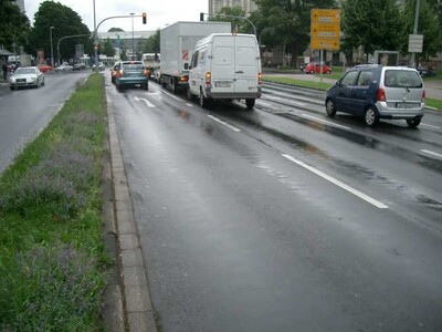 Starke Spurrinnen vor den Lichtsignalanlagen.