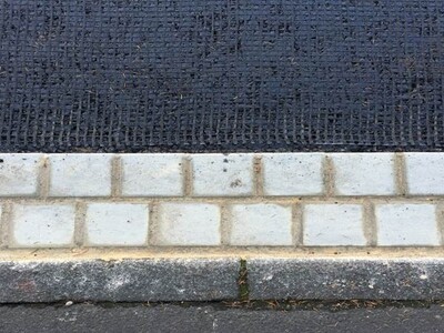 Verlegen des Materials auf der gebrochenen Bitumenemulsion mit ca. 10 cm Randabstand