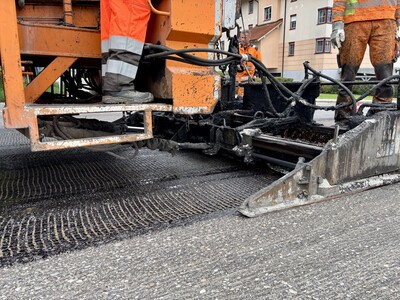 Wie gewohnt bauten die Strassenbauer die DDK / DSK mit einem Fertiger ein.