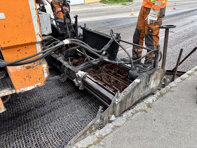 Der Fertiger konnte wie gewohnt über die Asphaltbewehrung fahren.