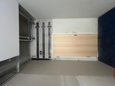 Die horizontalen Lamellen auf der gegenüberliegende Wandseite neben der Trennwand